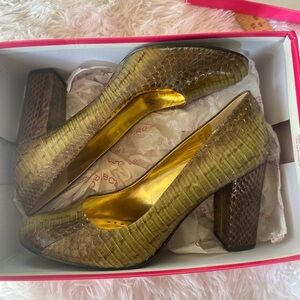 BCBG Women Snake Skin Pumps-Size 8.5M 
Mosstone/Rich